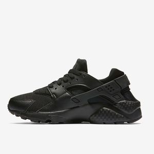 SALE 🔥 NIKE Huarache tennis shoes, all black